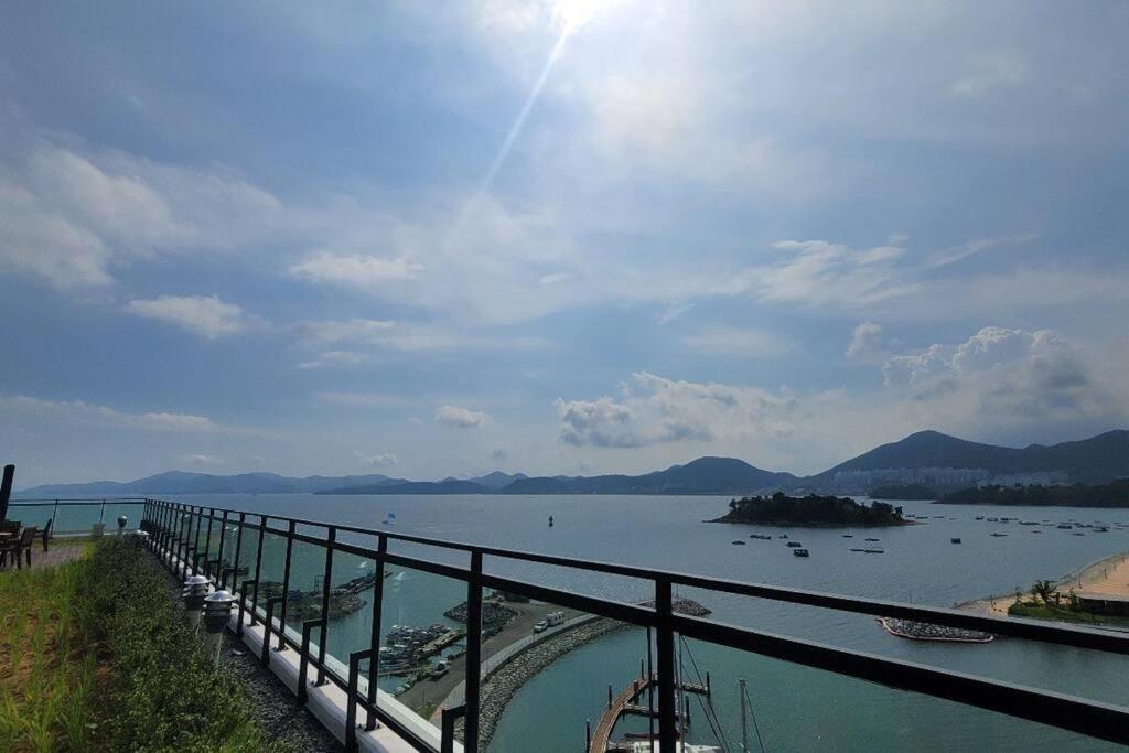 The Castle Ocean Marina Double Suite ヨス市 エクステリア 写真